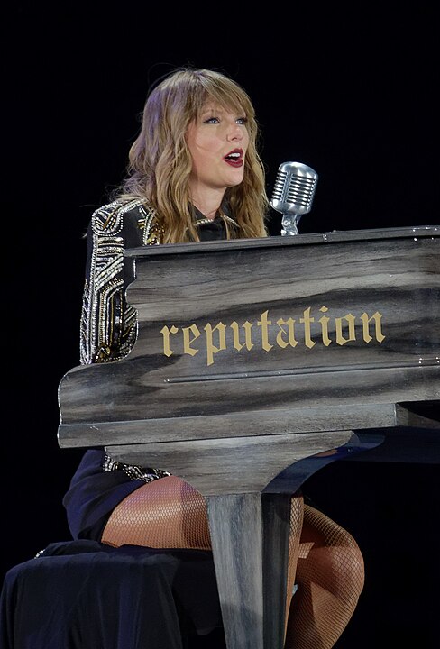 488px-Taylor_Swift_-_Reputation_Tour_Seattle_-_Long_Live-New_Years_Day_(cropped)