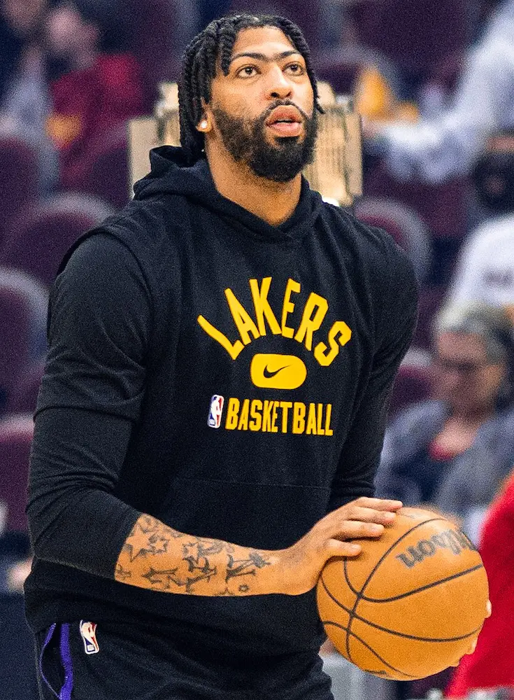 794px-Anthony_Davis_pre-game_(cropped)