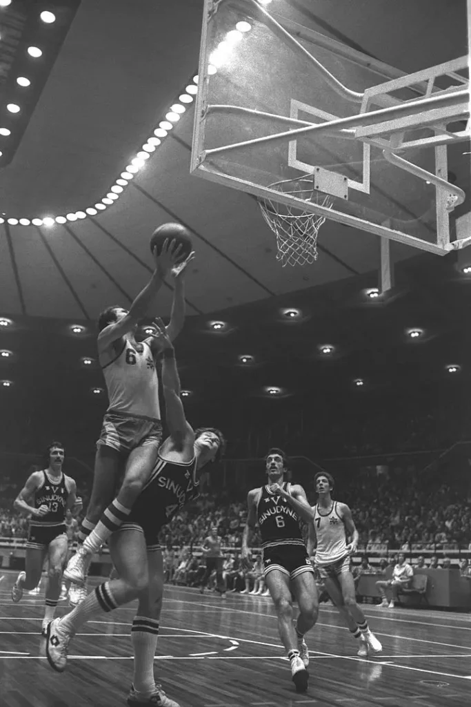 fighting illini basketball Tal_Brody_about_to_score_two_points_during_the_Maccabi_Tel_Aviv_game_against_Italian_team_Bologna