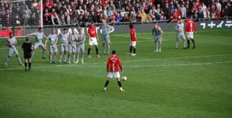 1083px-2009-3-14_ManUtd_vs_LFC_Ronaldo_Freekick_Back