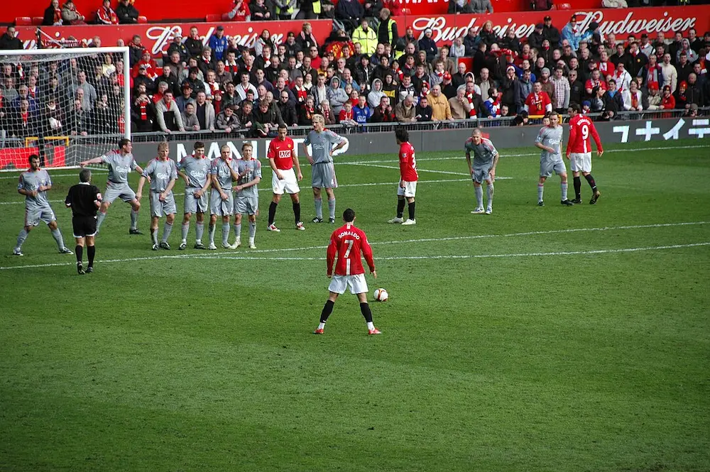 1083px-2009-3-14_ManUtd_vs_LFC_Ronaldo_Freekick_Back