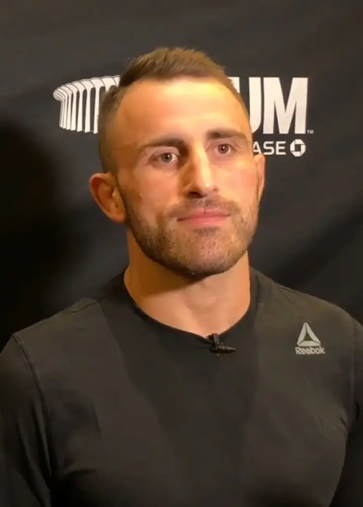 Alexander_Volkanovski_at_UFC_232